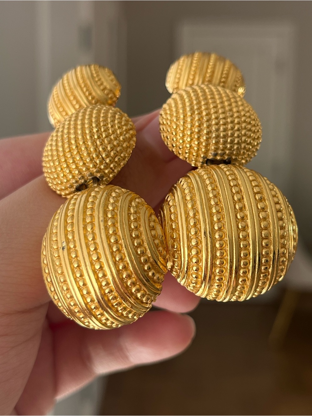 Authentic Vintage Dior Dotted Textured Ball Gradual Drop Gold Clip-On Earrings - Picture 4 of 8
